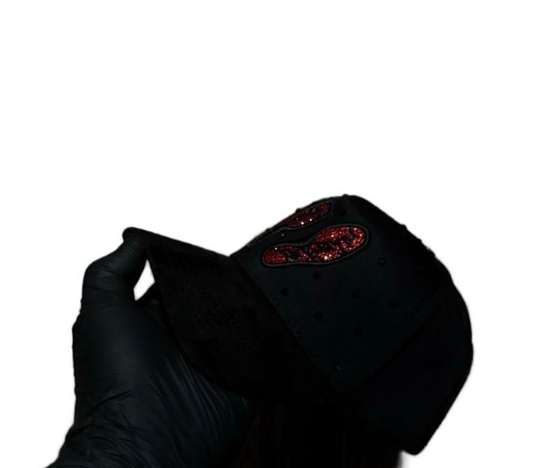 GORRA SUELITA ROJA CON PIEDRAS